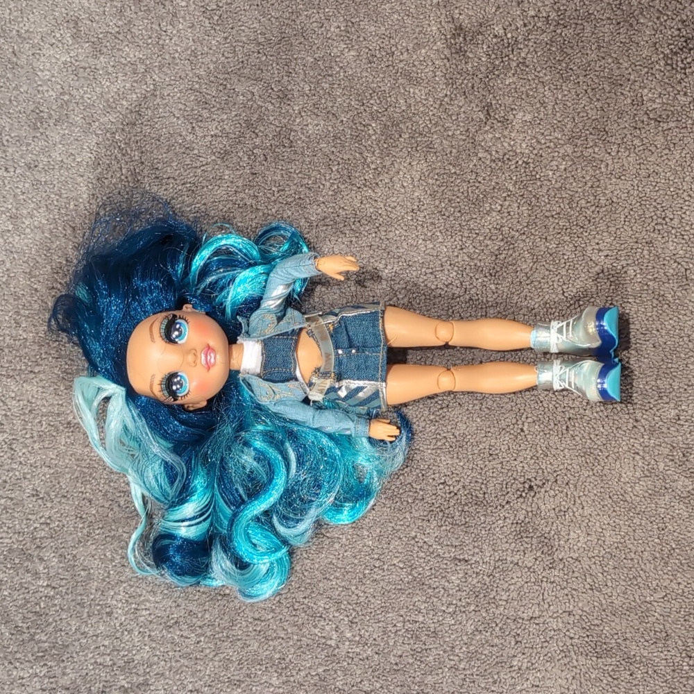 RAINBOW HIGH DOLL Skylar Bradshaw SERIES 1 Blue Hair Fashion Doll One Earring